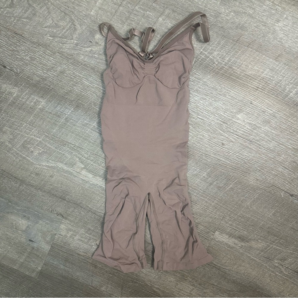 SKIMS mid thigh sculpting bodysuit size small medium